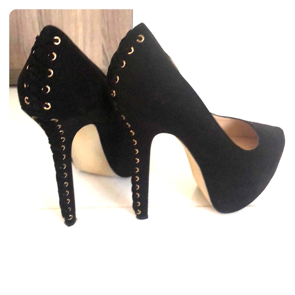 Black pumps
